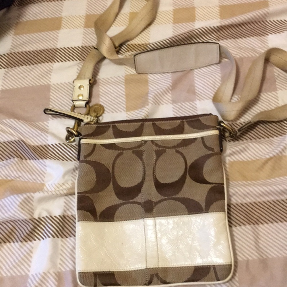 Handbags - Picture 6 of 7
